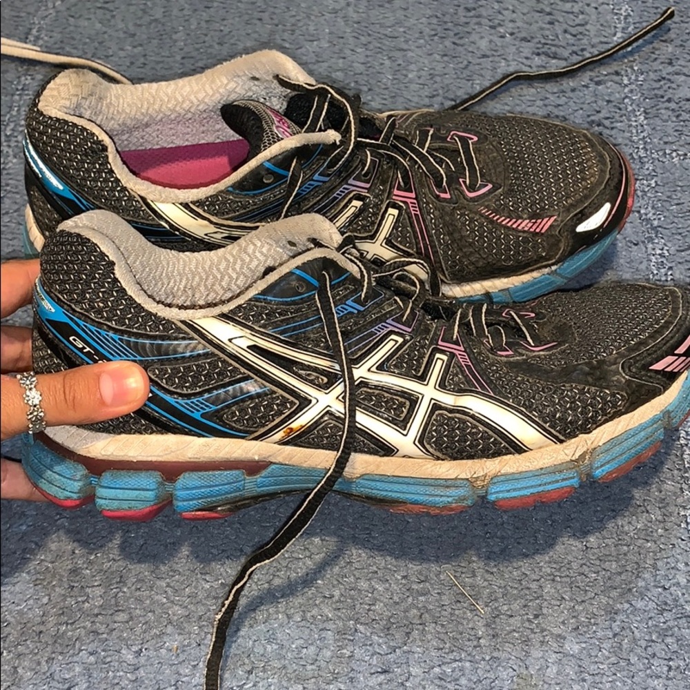 Women’s tennis shoes